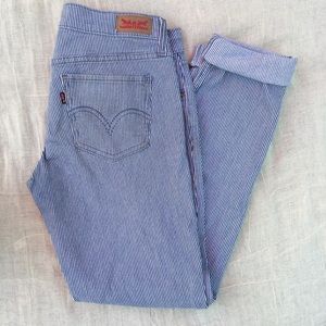 Super cute low waisted Vintage Levi jeans.